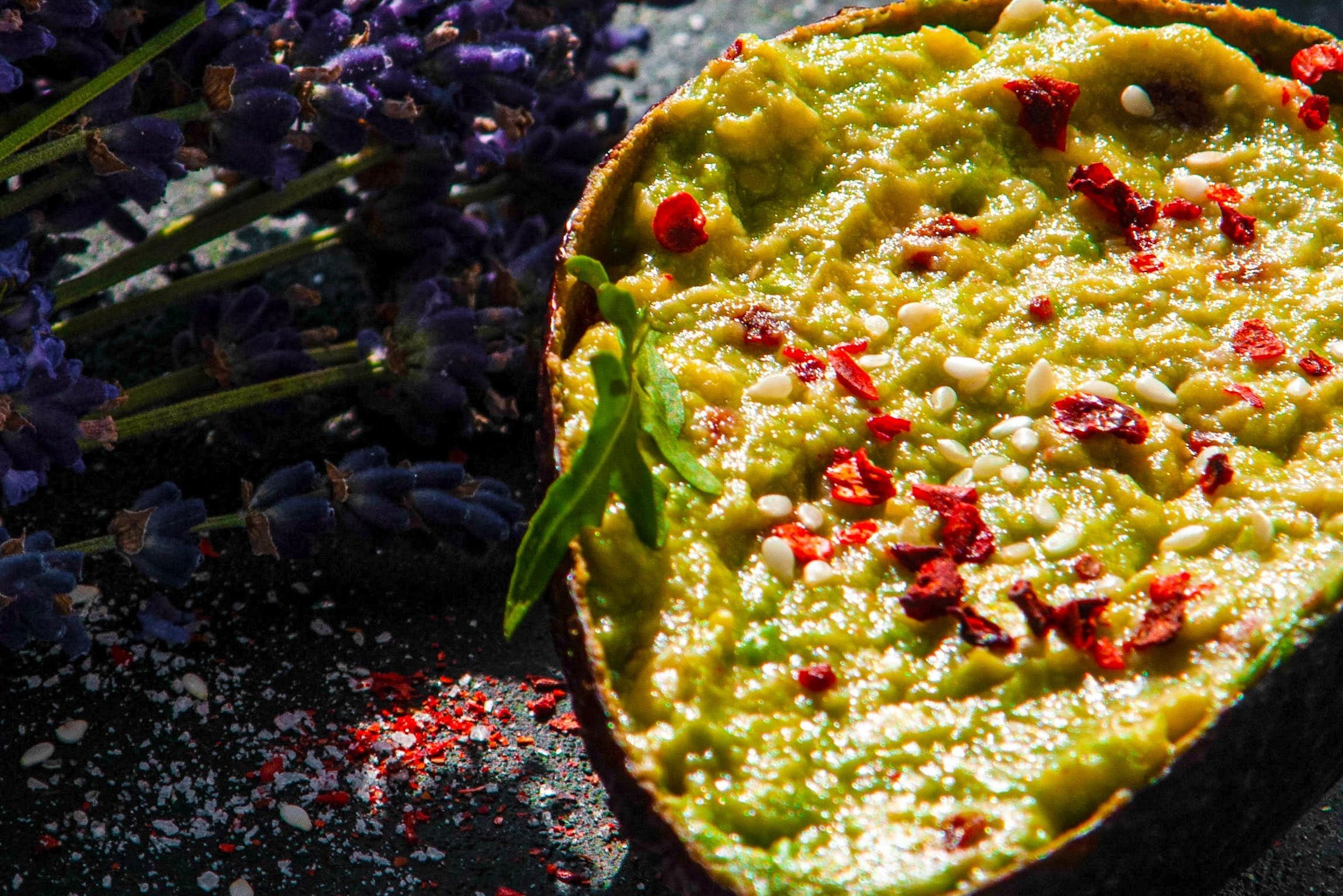 Aguacates rellenos de salmón ahumado y crema de queso