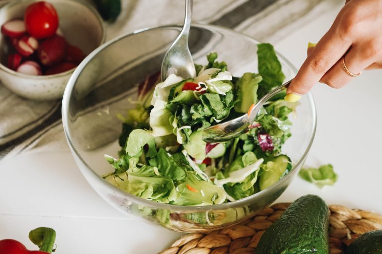 Ensalada Caprese con Aguacate y Tomate