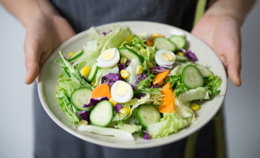 Ensalada de aguacate, mango y pepino