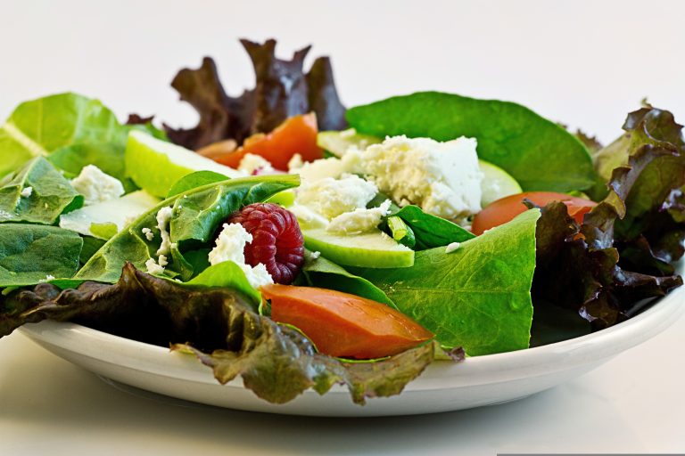 Ensalada de aguacate, berro y granada