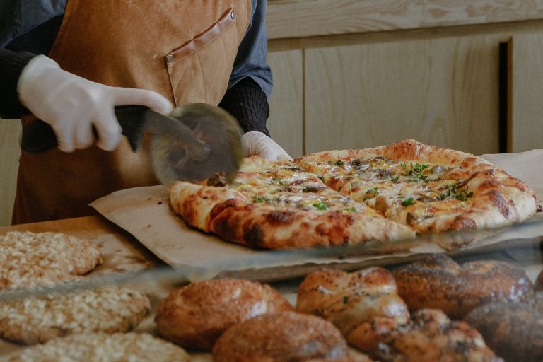 Pizza vegetariana con aguacate, champiñones y pimientos