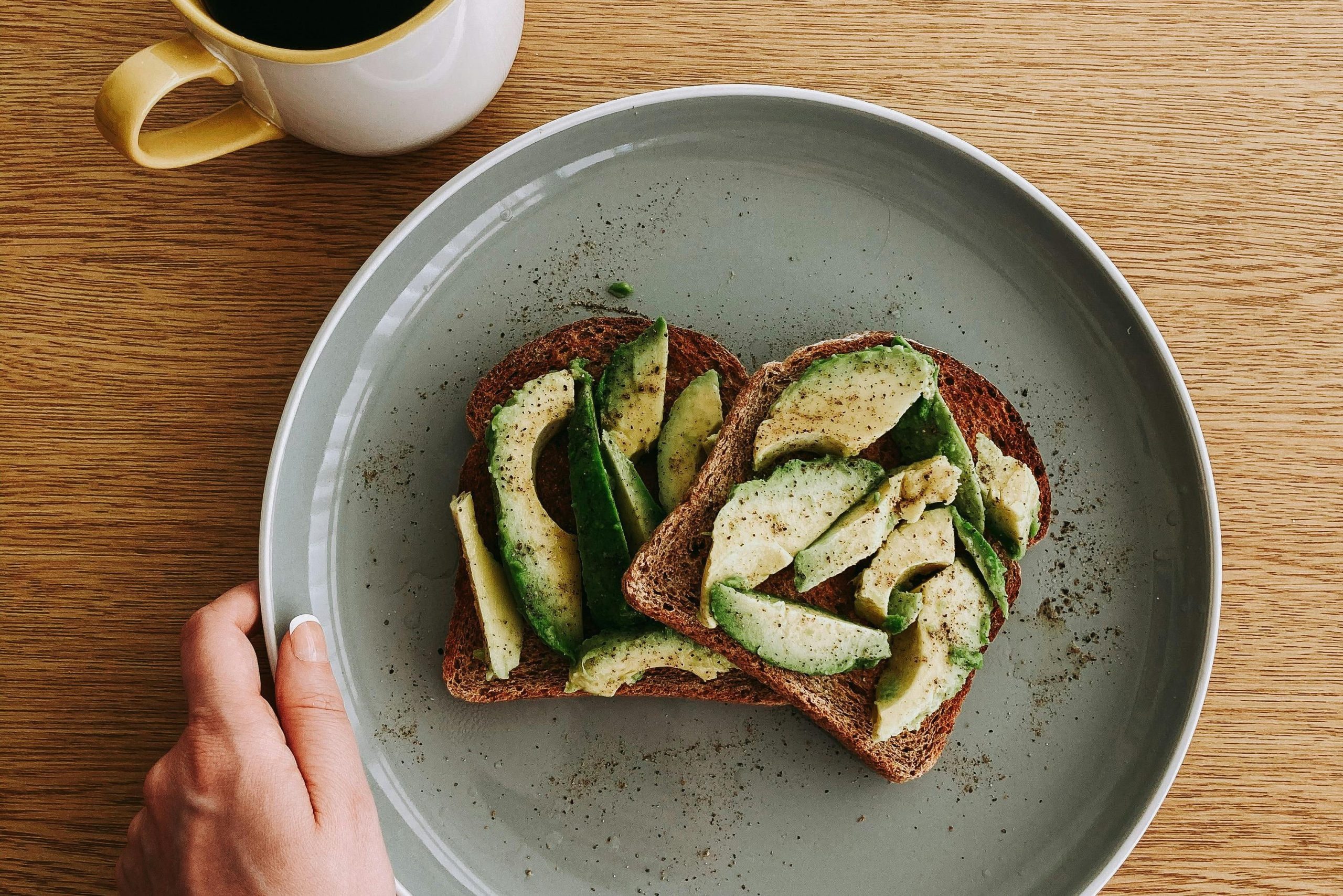 Tostadas de aguacate con camarones al chipotle