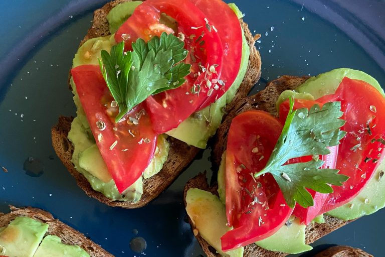 Bruschettas de aguacate, rúcula y queso de cabra