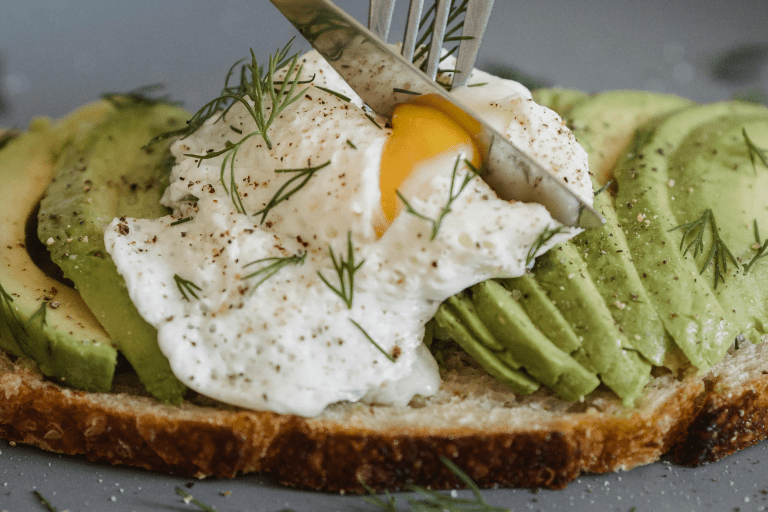 Tostadas de aguacate con huevo escalfado