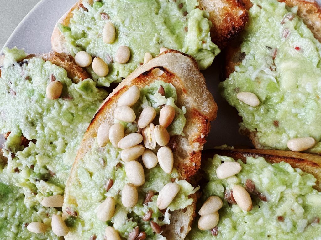 Tostadas de aguacate con guiso de lentejas y tomate