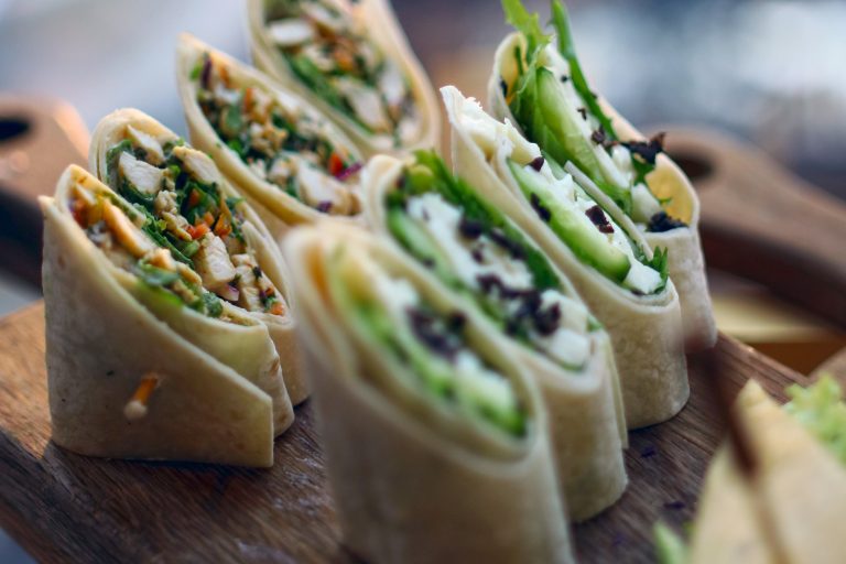 Wrap vegetariano con aguacate, queso y verduras frescas